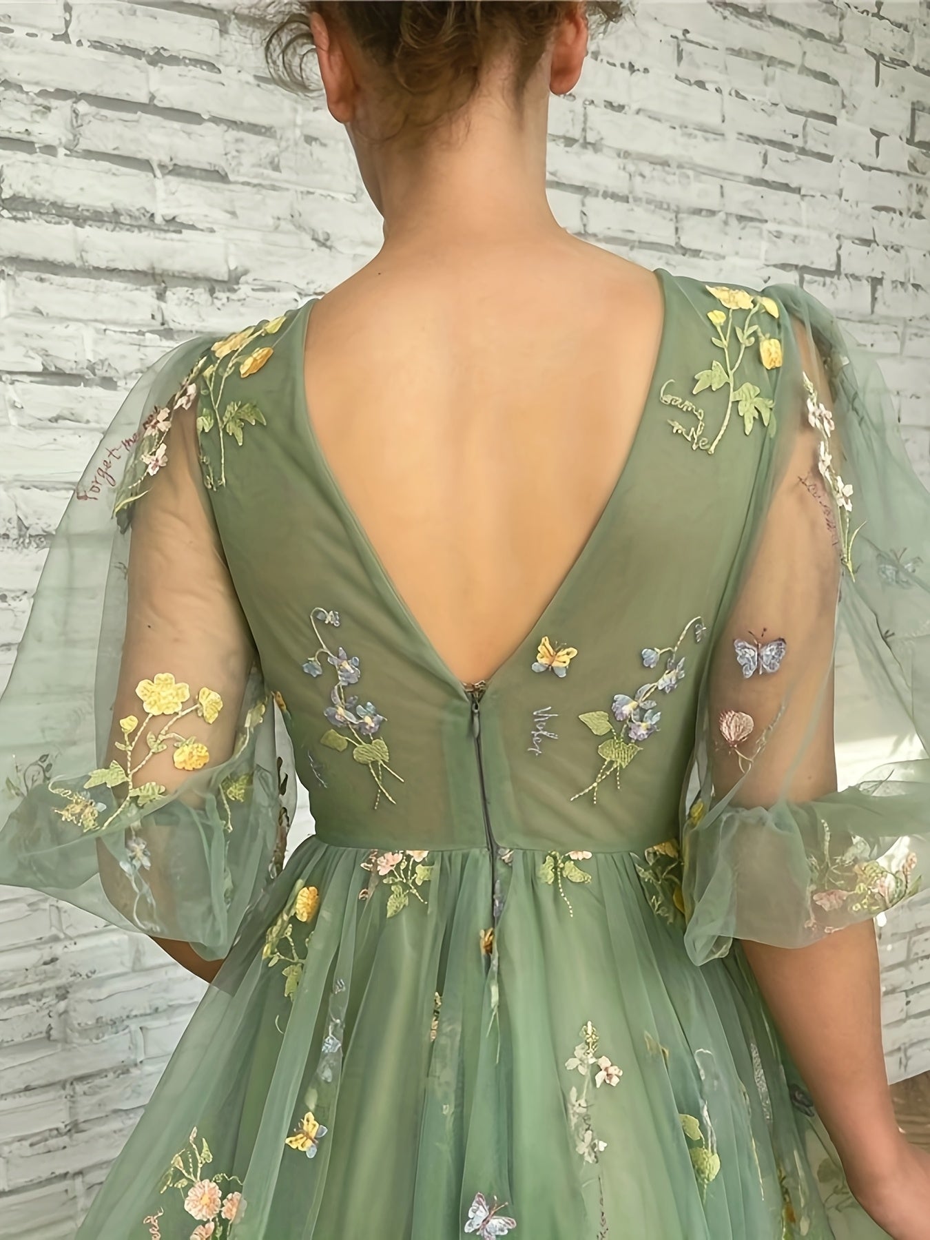 Elegant Floral Embroidered A-line Skirt with Transparent Sleeves, V-neck And Long Skirt, Suitable for Weddings, Dances And Special Occasions.