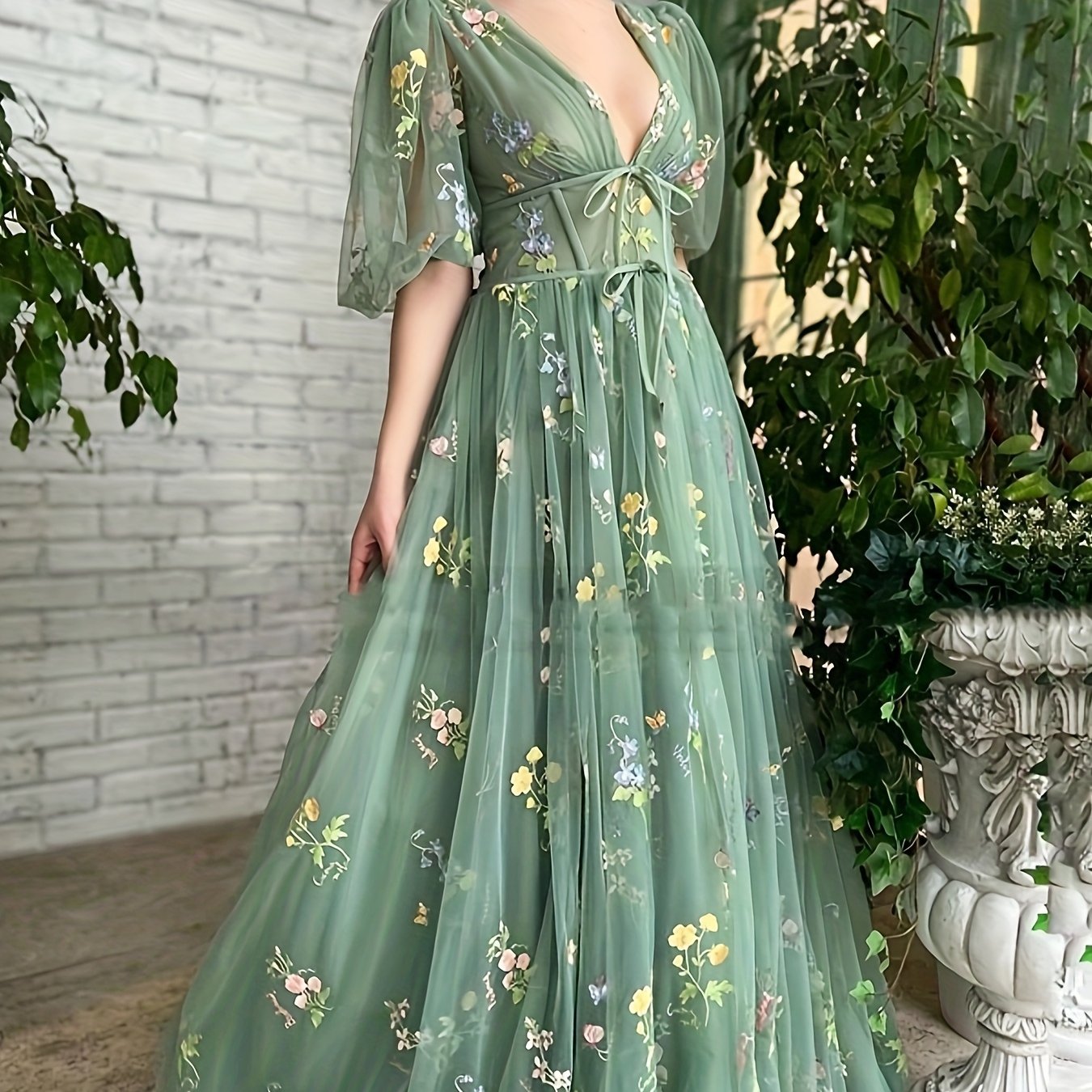 Elegant Floral Embroidered A-line Skirt with Transparent Sleeves, V-neck And Long Skirt, Suitable for Weddings, Dances And Special Occasions.